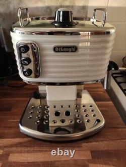 DELONGHI Scultura ECZ351W Espresso/Cappuccino Coffee Machine White